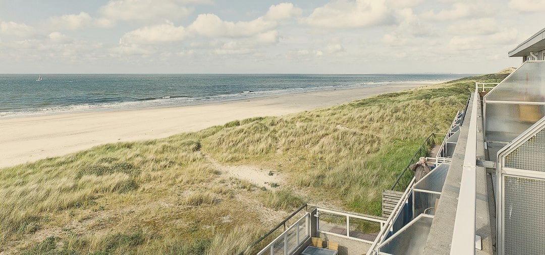 Strandhotel Seeduyn aan het strand
