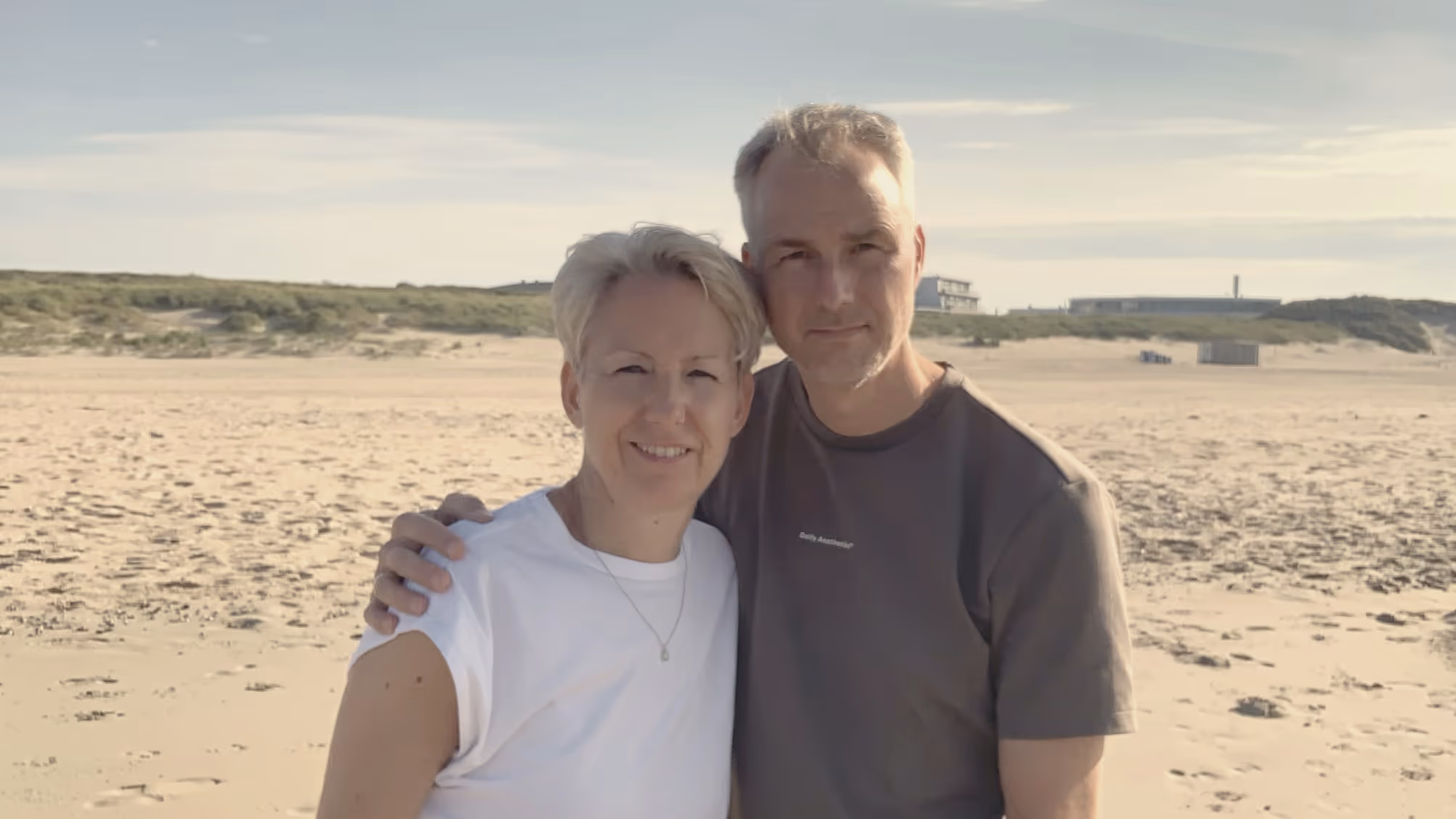 Paulien en Mischa op het strand van Vlieland